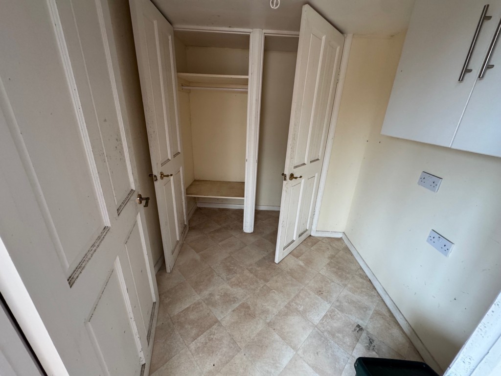 Lot: 164 - WATER DAMAGED DETACHED BUNGALOW - Store rooms